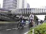 gubernur-dki-jakarta-anies-baswedan-saat-gowes-bareng-para-dubes-pagi-tadi.jpg