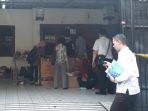 gudang-penyimpanan-obat-tradisional-ilegal_20180921_194250.jpg