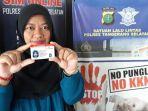 hari-susilawati-baru-saja-memegang-sim-pintar-c-setelah-memperpanjang-masa-aktif-simnya.jpg