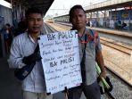 hendra-dan-akbar-warga-ciseeng-kabupaten-bogor-di-stasiun-rawa-buntu-serpong-tangerang-selatan.jpg