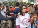 ibu-diintimidasi-pria-berkaus-gantipresiden2019_20180430_094204.jpg