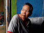 ibu-kandung-abdul-mihrab-40-narti-64-saat-memberi-keterangan-di-duren-sawit.jpg