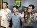 iko-uwais-usai-diperiksa-kasus-dugaan-pengeroyokan-rudi-di-mapolres-metro-bekasi-kota-w.jpg