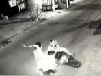 ilustrasi-duo-begal-motor-di-jakarta-timur-saat-beraksi-di-jalan.jpg