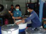 jajaran-sudin-sosial-bagi-warga-terdampak-banjir-di-dapur-umum.jpg