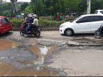 jalan-rusak-di-jalan-kh-noer-ali-kalimalang-bekasi.jpg