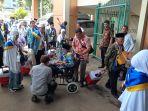 jemaah-haji-asal-jawa-barat-tiba-di-asrama-haji-embarkasi-jakarta-bekasi.jpg
