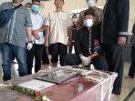 jenazah-isti-yudha-prastika-sabtu-1612021-siang.jpg