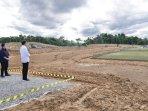 jokowi-dan-erick-liat-lahan-tc-timnas.jpg