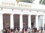 jokowi-pakaiaan-adat-162019.jpg