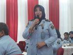 kalapas-pondok-bambu-herlina-saat-memberi-keterangan-di-rutan-klas-i-cipinang.jpg