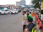 kapolres-metro-bekasi-kota-kombes-polisi-hengki-saat-meninjau-pospam-mudik-di-mega-bekasi-hypermall.jpg