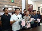 kapolres-metro-jakarta-selatan-kombes-pol-bastoni-purnama-menunjukkan-barang-bukti-celurit-behal.jpg