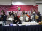 kapolres-metro-jakarta-timur-kombes-budi-sartono-menujukan-sabu-asal-iran-di-indekos.jpg