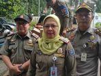 kasatpol-pp-kota-depok-lienda-ratnanurdianny-tengah-memberikan-keterangan-pers.jpg