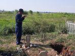 keluarga-ap-datangi-makam.jpg