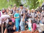 keluarga-mengantarkan-jenazah-Ki-Joko-Bodo-ke-TPU-Kober-Lubang-Buaya-Cipayung.jpg