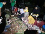 keluarga-ratapi-pusara-ridho-suhendra.jpg