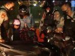 kepolisian-membantu-mengantarkan-emak-emak-motor-mogok.jpg