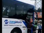 keributan-antara-sejumlah-pengendara-sepeda-motor-dengan-sopir-bus-transjakarta.jpg
