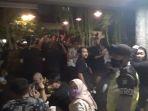 kerumunan-di-kafe-gojira-cipete-utara-jakarta-selatan-sabtu-6112021-malam.jpg