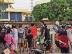 kerumunan-warga-di-lokasi-penemuan-jenazah-laki-laki-di-kolong-jembatan.jpg