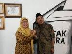 ketua-bawaslu-depok-luli-barlini-ketua-kpu-depok-nana-shobarna.jpg