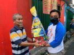 ketua-dpp-knpi-haris-pertama-sedang-membagikan-parcel.jpg