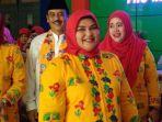 ketua-tp-pkk-kota-jakarta-barat-inad-luciawaty-tengah.jpg