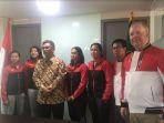 ketua-umum-pp-pelti-rildo-ananda-anwar-mengenakan-batik-bersama-dengan-tim-fed.jpg