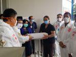 komisi-ix-dpr-ri-membagikan-ribuan-apd-kepada-rumah-sakit-di-kota-tangerang.jpg