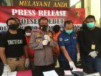 konferensi-pers-pengungkapan-kasus-pencurian-di-mapolsek-tebet.jpg