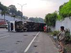 kontainer-yang-terguling-di-jalan-tol-tb-simatupang-2.jpg