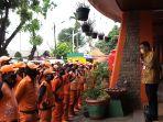 lurah-pondok-pinang-rizky-januar-di-hadapan-petugas-ppsu-di-pondok-pinang-pada-kamis-7102021.jpg