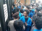 mahasiswa-demo-di-depan-pemkot-bekasi_20181031_161010.jpg