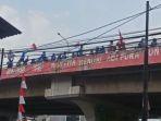 mahasiswa-orasi-di-flyover-ciputat.jpg