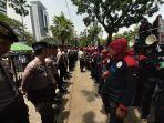 massa-buruh-lempar-botol-minum-plastik-ke-area-gedung-balai-kota-dki-jakarta.jpg