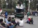 massa-hmi-saat-menggelar-aksi-unjuk-rasa-di-klhk-jumat-2792019.jpg