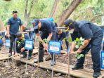 menteri-klhk-siti-nurbaya-bakar-nasdem-prananda-surya-paloh-melakukan-penanaman-mangrove.jpg