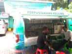 mobil-dan-petugas-perpustakaan-keliling-tangerang-selatan_20180427_151505.jpg