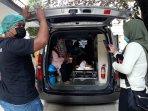 mobil-jenazah-yang-membawa-ade-bachtiar-rifa.jpg