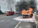 mobil-nissan-serena-ludes-terbakar-di-jalan-tol-jorr-di-wilayah-cilandak-kamis-11112021.jpg
