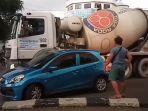 mobil-terjepit-usai-gagal-menyalip-truk-molen-di-perempatan-pasar-cipete-selatan-cilandak.jpg