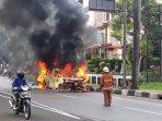 mobil-toyota-alphard-yang-terbakar-di-pondok-indah-jakarta-selatan.jpg