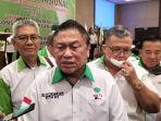oesman-sapta-odang-atau-oso-menangis-menceritakan-kenangan-bersama-menpan-rb-tjahjo-kumolo.jpg