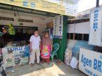 pak-ginda-bersama-istrinya-berfoto-di-depan-warung-kelontong-brilink.jpg