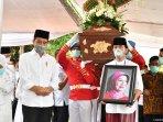 pak-jokowi-di-pemakaman-ibunda.jpg