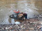 pak-kentir-sedang-memilah-sampah.jpg