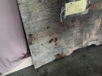 papan-kayu-dengan-sisa-bercak-darah-mira.jpg
