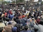 para-mahasiswa-saat-duduk-di-pertigaan-kolombo-untuk-mengheningkan-cipta-atas-matinya-demokrasi.jpg